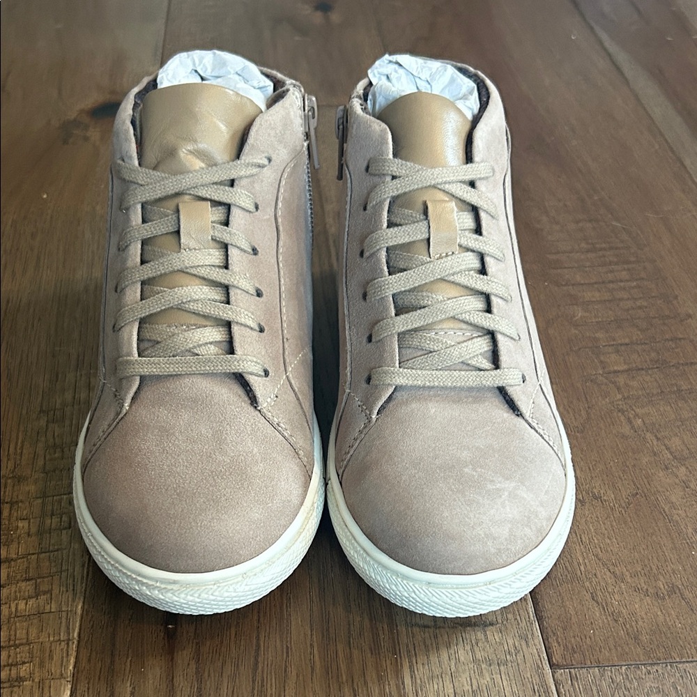 Steve Madden kids (boys) high top shoes. NWT.  Size 3